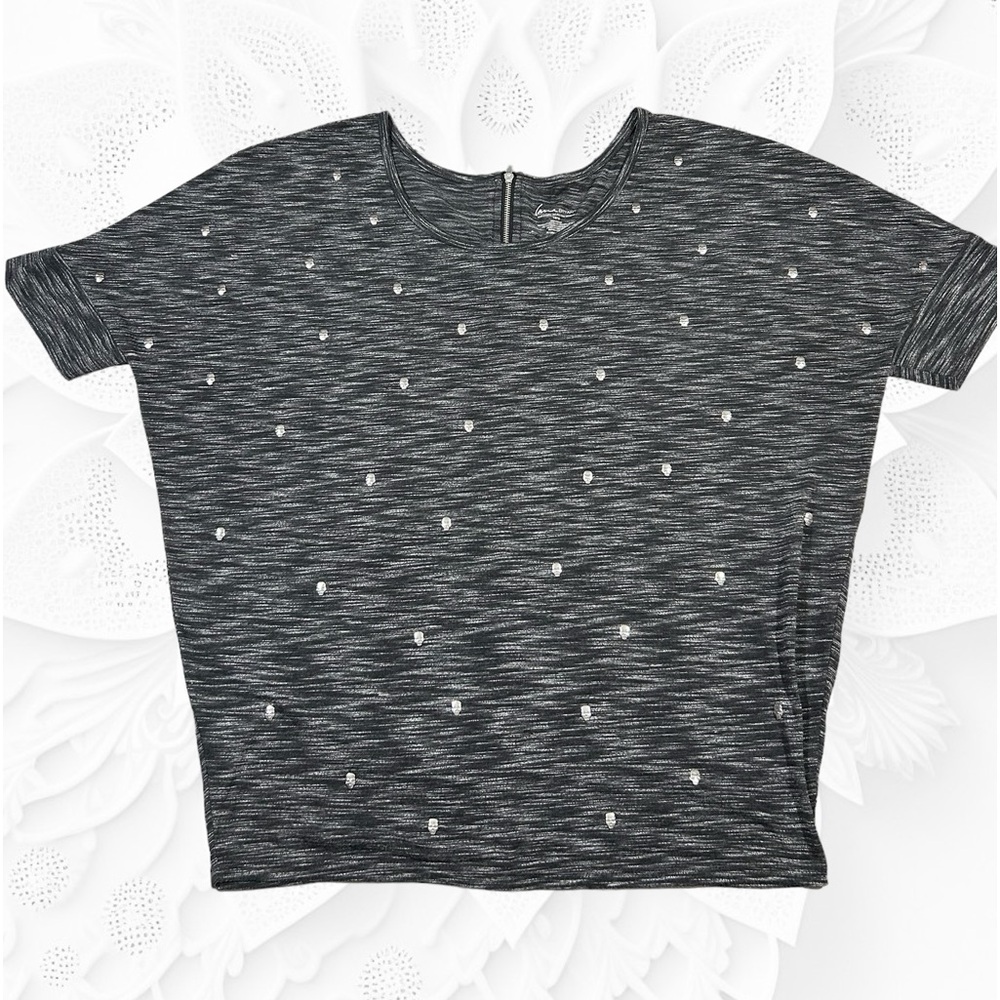 Women’s Short Sleeve Heather Gray Shirt w/ Tiny Skulls